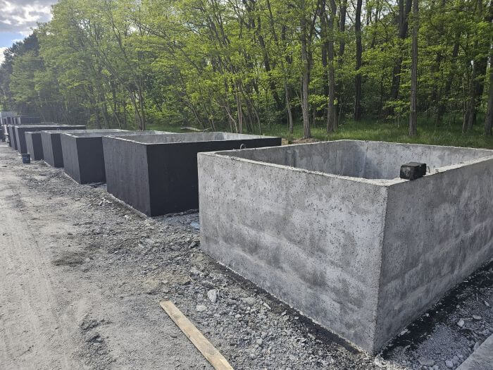 Plac produkcyjny z szambami betonowymi Będzin gotowymi do transportu